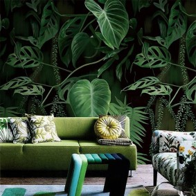 Papeles pintados de temática tropical en la sala de estar
