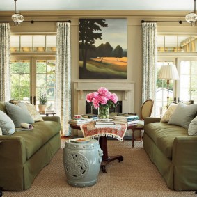 Dzīvojamās istabas dizains ar diviem dīvāniem