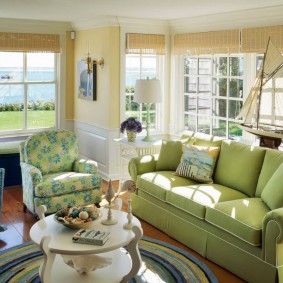 Habitación luminosa con un sofá verde claro.