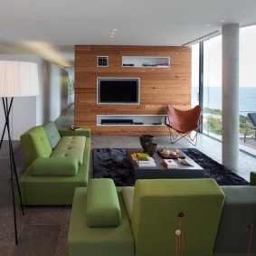 Moderná obývacia izba s veľkými oknami
