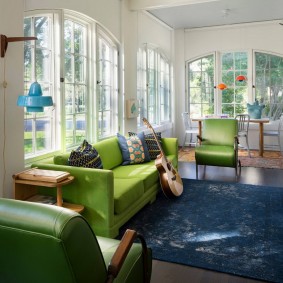Blauw tapijt in een kamer van een woningbouw