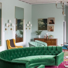 Böjd grön soffa
