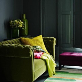 כרית על ספה ירוקה בסלון