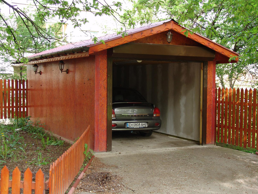 Compact garage at the cottage