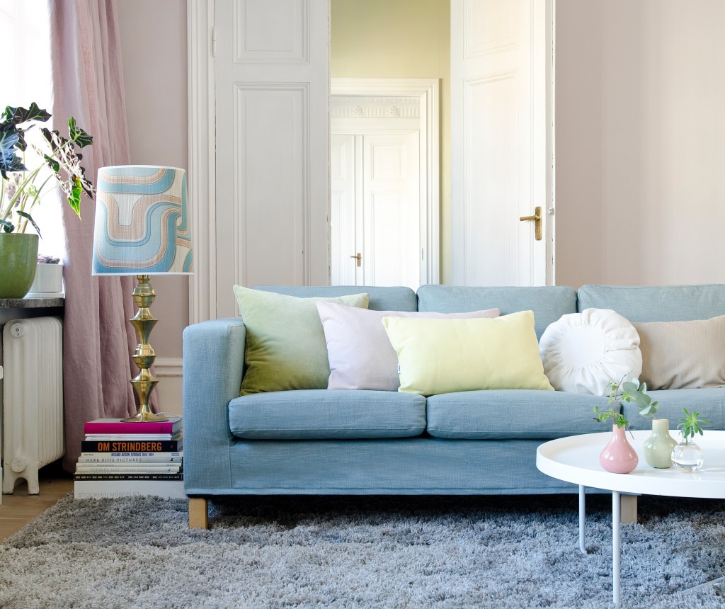 Sofá azul en una acogedora sala de estar