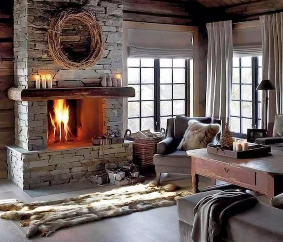 Kamin im Wohnzimmer eines Holzhauses im norwegischen Stil