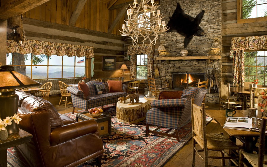 Sala de estar espaçosa em uma casa de campo de madeira