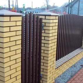 brick fence decor ideas