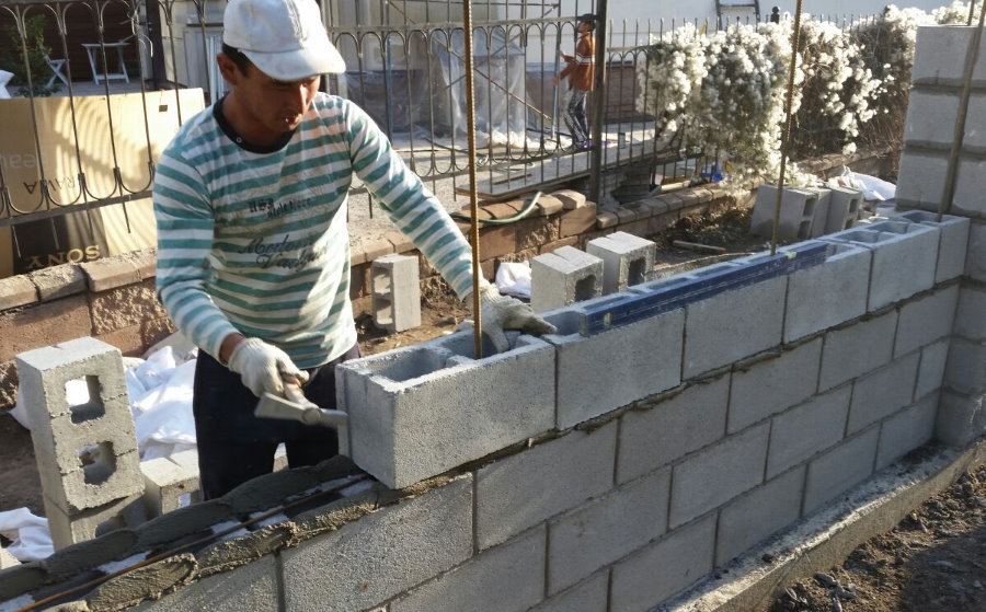 Murhusavsnitt av betongblockstaket