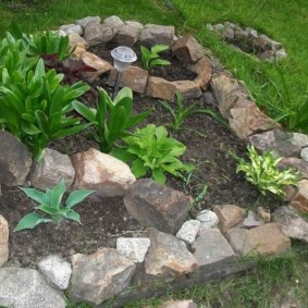 flowerbeds with stones do-it-yourself decor ideas