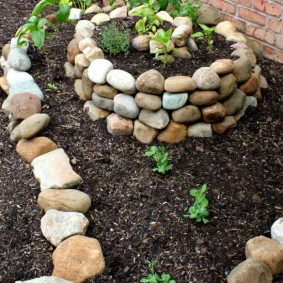 flower beds with stones do-it-yourself decoration