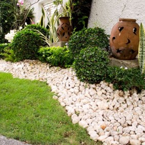 do-it-yourself flower beds made of stones