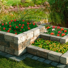 flower beds with stones do-it-yourself design ideas
