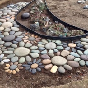 gör-det-själv-blomsterbäddar gjorda av stenar