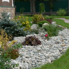 do-it-yourself flowerbeds from stones