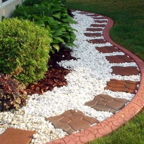 flower beds made of stones with their own hands photo species
