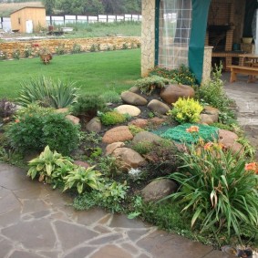 do-it-yourself flower beds made of stones