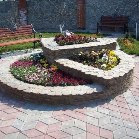 do-it-yourself flower beds made of stones photo review