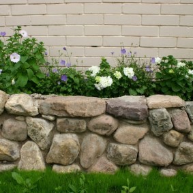 flower beds with stones do-it-yourself decor options