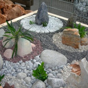 gjør-det-selv blomsterbed laget av stein foto design