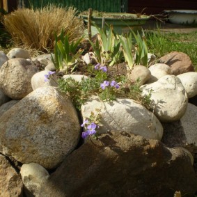 do-it-yourself flower beds made of stones photo design