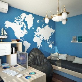 خريطة العالم على جدار أزرق