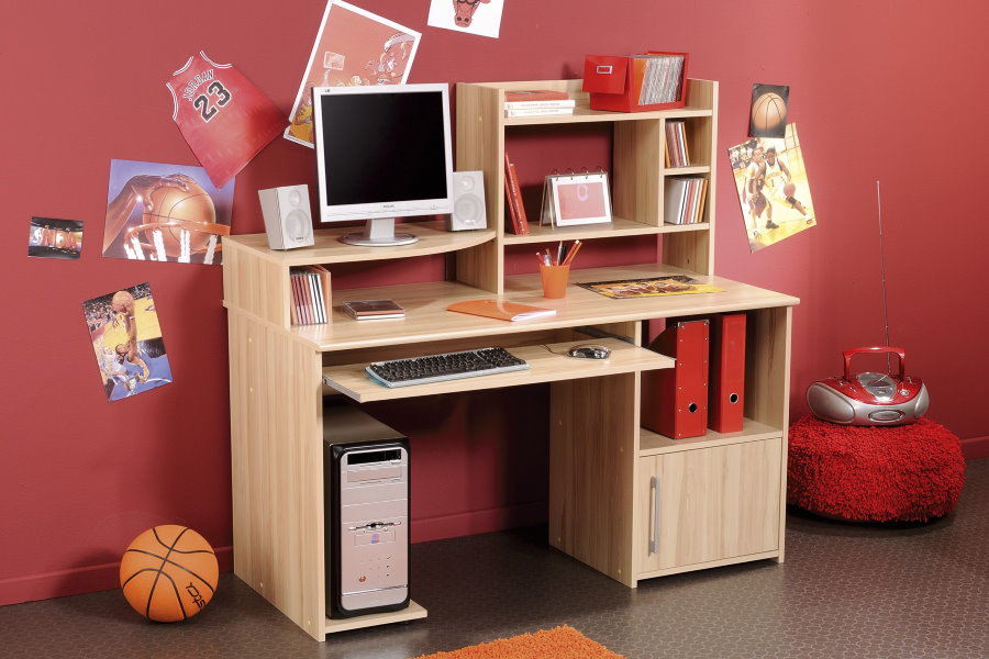 مكتب كمبيوتر للأطفال في غرفة الفتاة