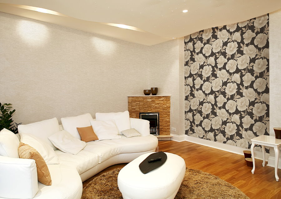 Highlighting the accent wall of the hall with contrasting wallpaper