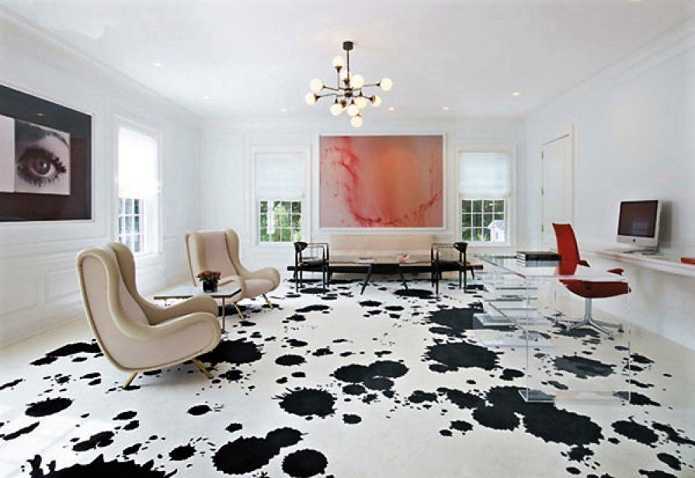 Juodos ir baltos birios grindys erdviame gyvenamajame kambaryje
