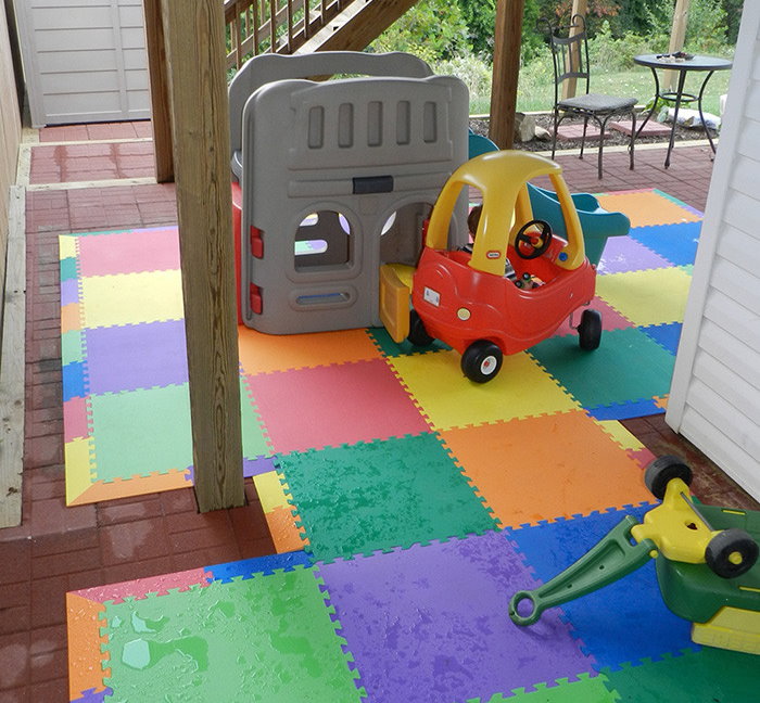 פאזל שטיחים צבעוני על רצפת הקרמיקה במרפסת של בית פרטי