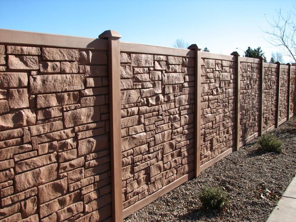 Лепа бетонска ограда у башти
