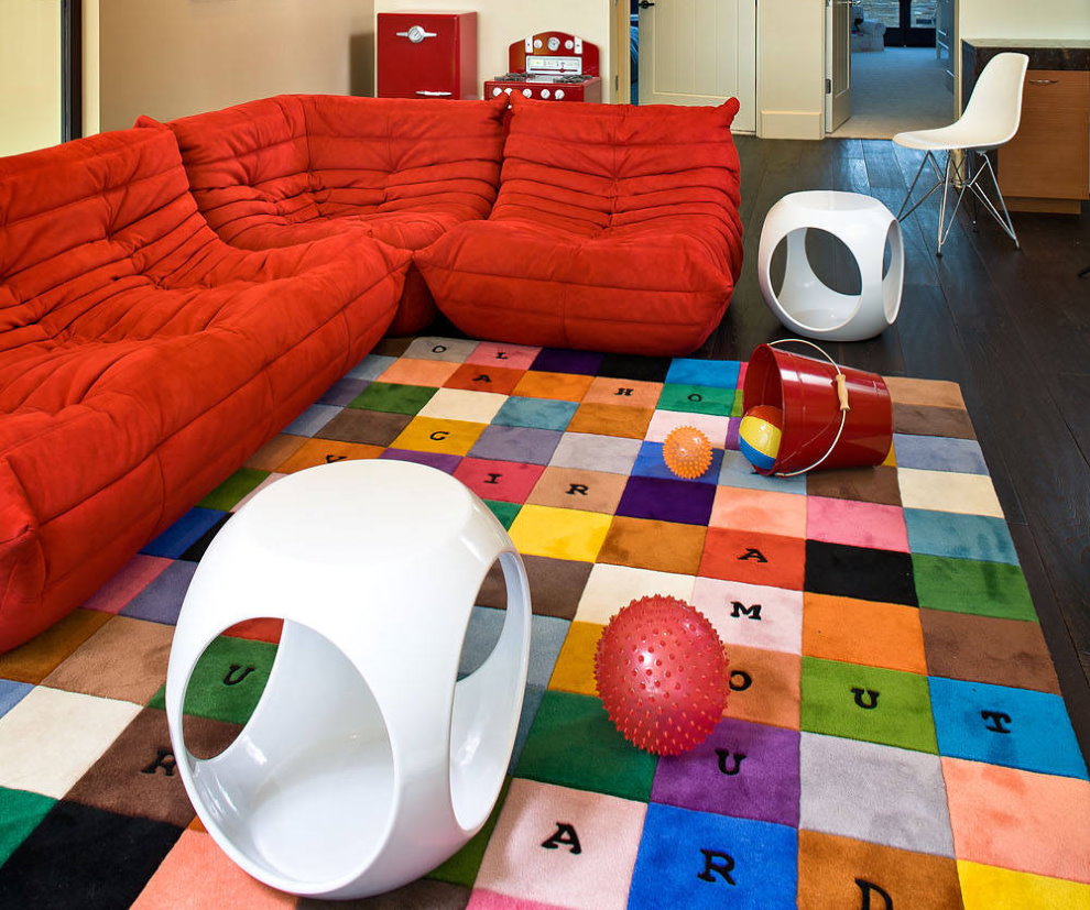 Mobilier tapițat de tip modular într-o cameră pentru copii