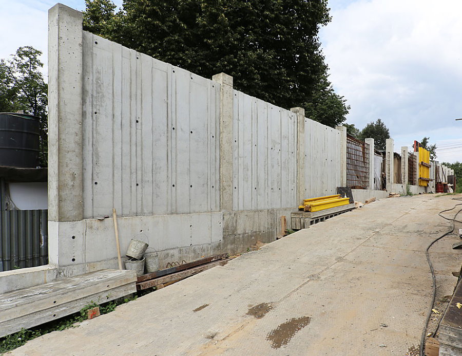 Stavba monolitického betónového plotu