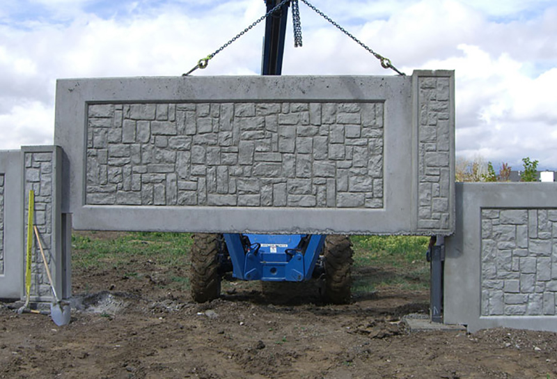 Installatie van betonnen schuttingsectie
