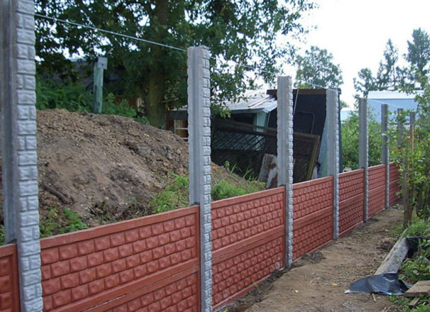 Installazione di recinzione sezionale in cemento armato
