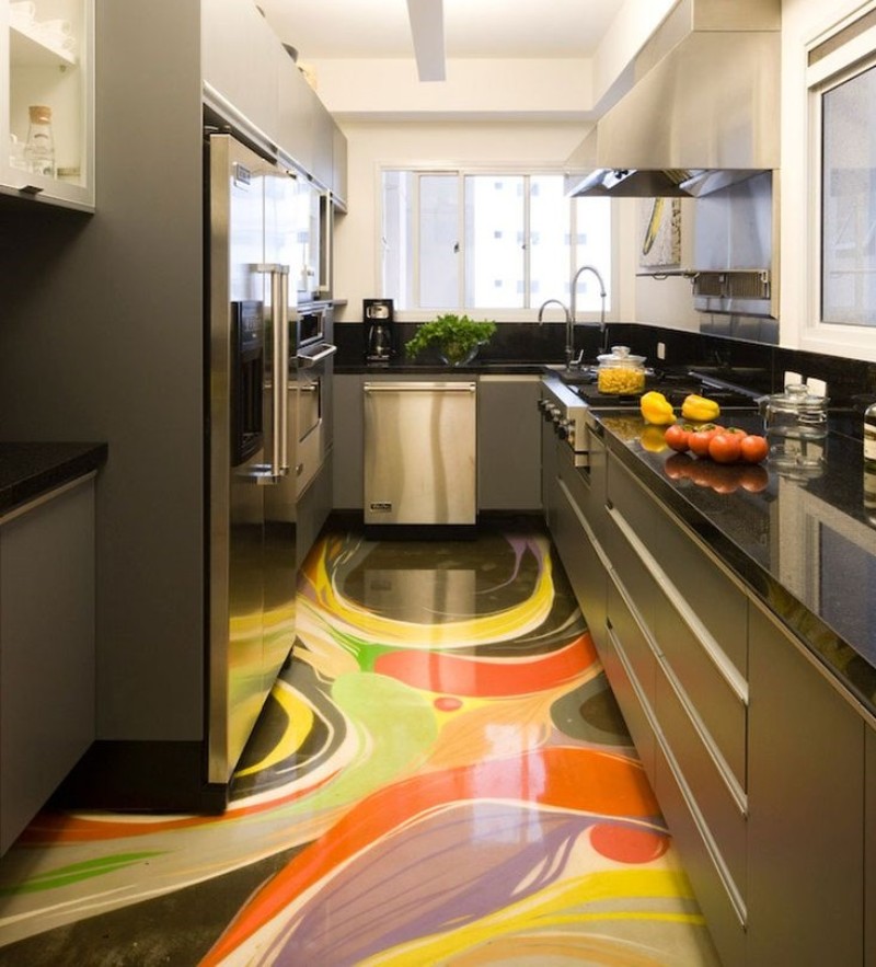 Šviesios grindys modernaus stiliaus virtuvėje