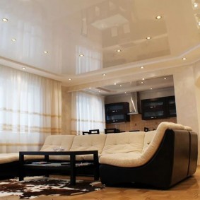 întinde tavanul în ideile de decor pentru cameră