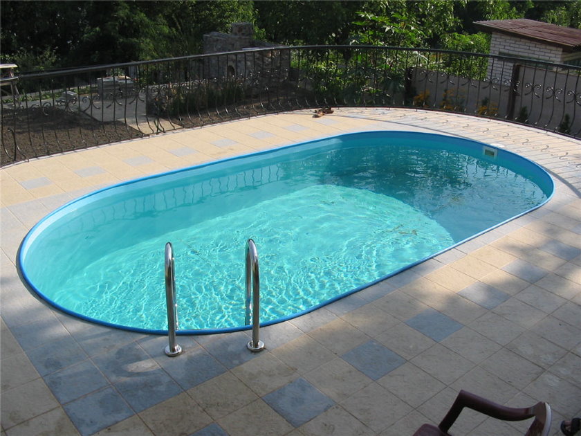 Une petite piscine de type stationnaire dans un chalet d'été