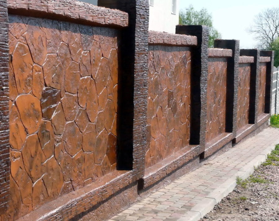 Față de gardul din beton cu piatră naturală