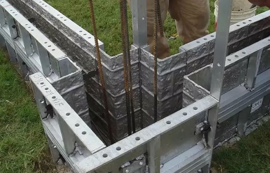 Bekas untuk membuat pagar konkrit monolitik