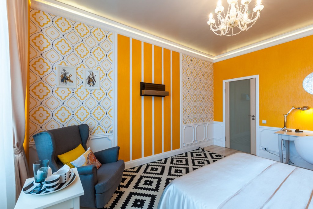 A spectacular combination of bright wallpaper in the interior of the hall