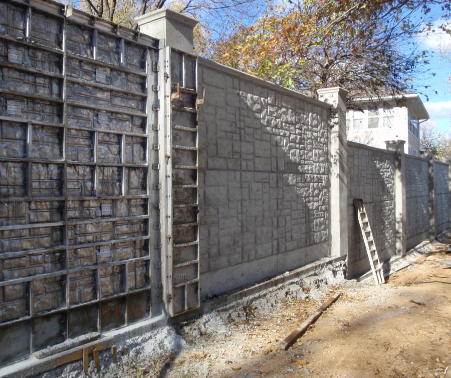 Colata di recinzione in cemento sul perimetro del giardino