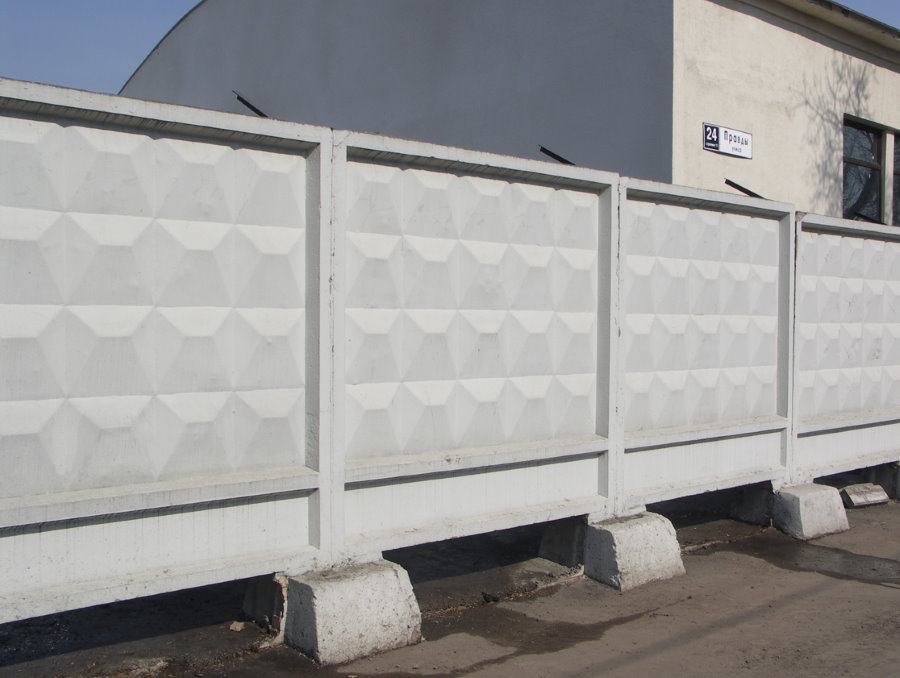 Betonska sekcijska ograda na potpornim staklenkama