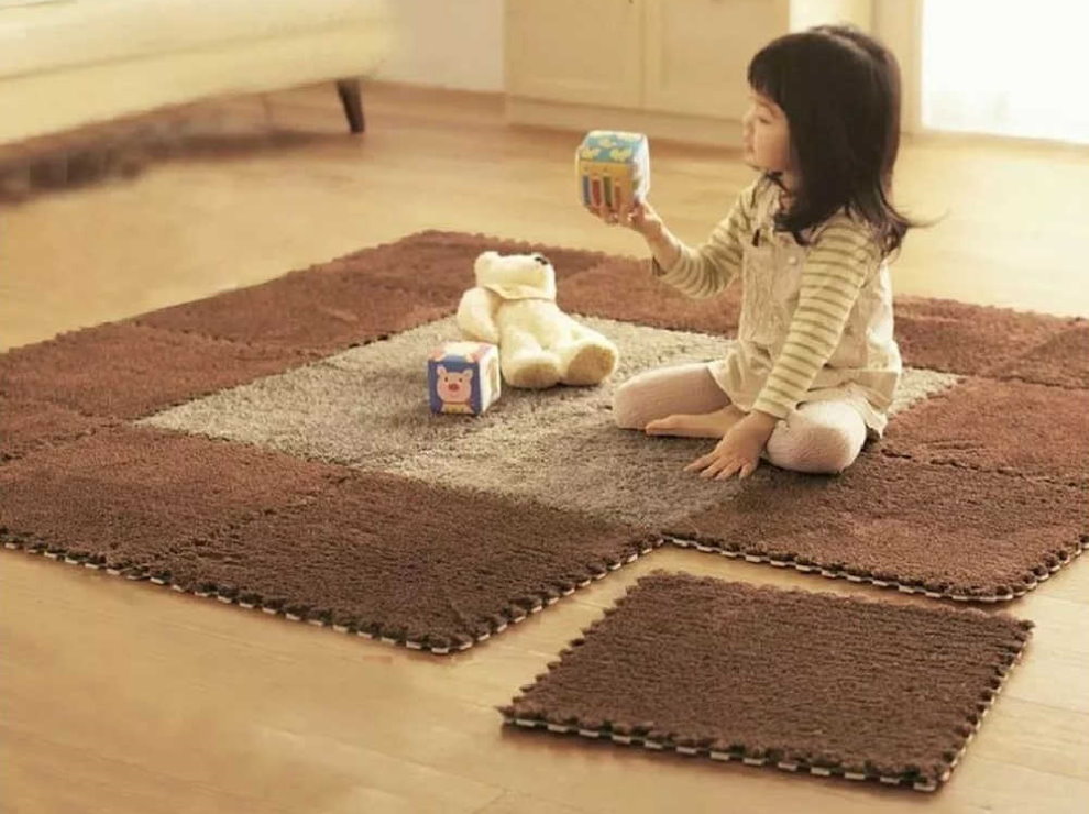ילדה עם שיער ארוך על שטיח מודולרי