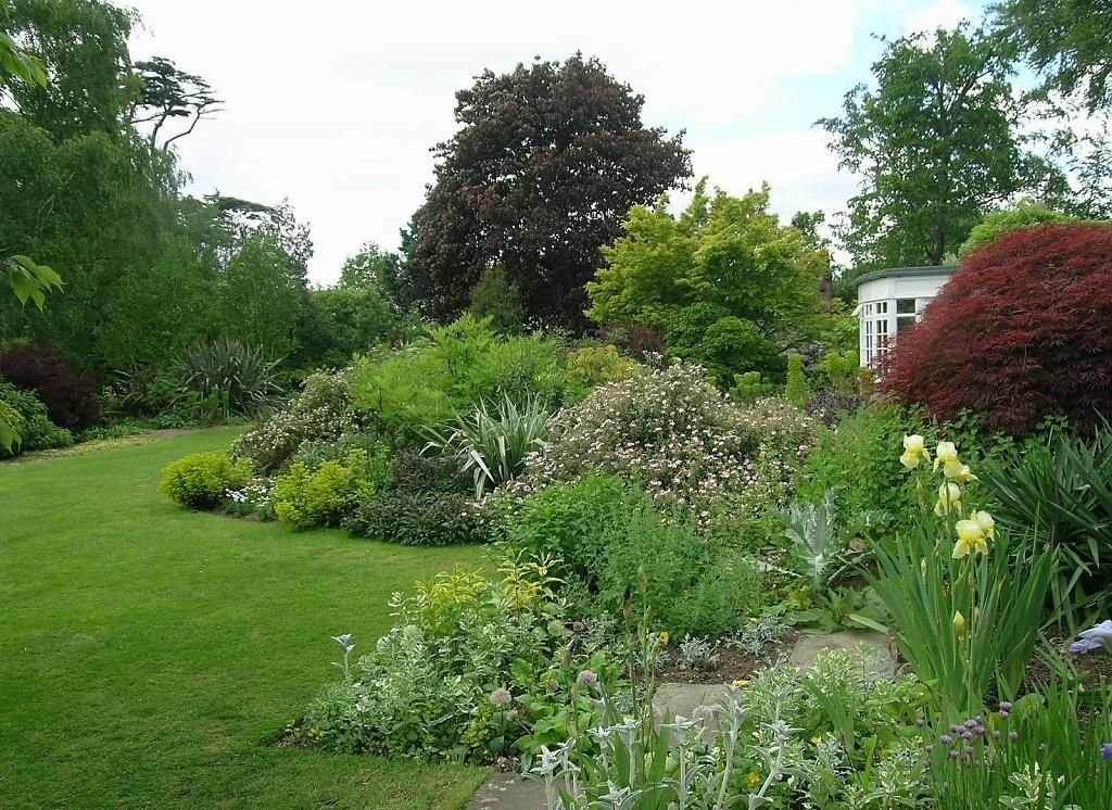 Natural style of the garden