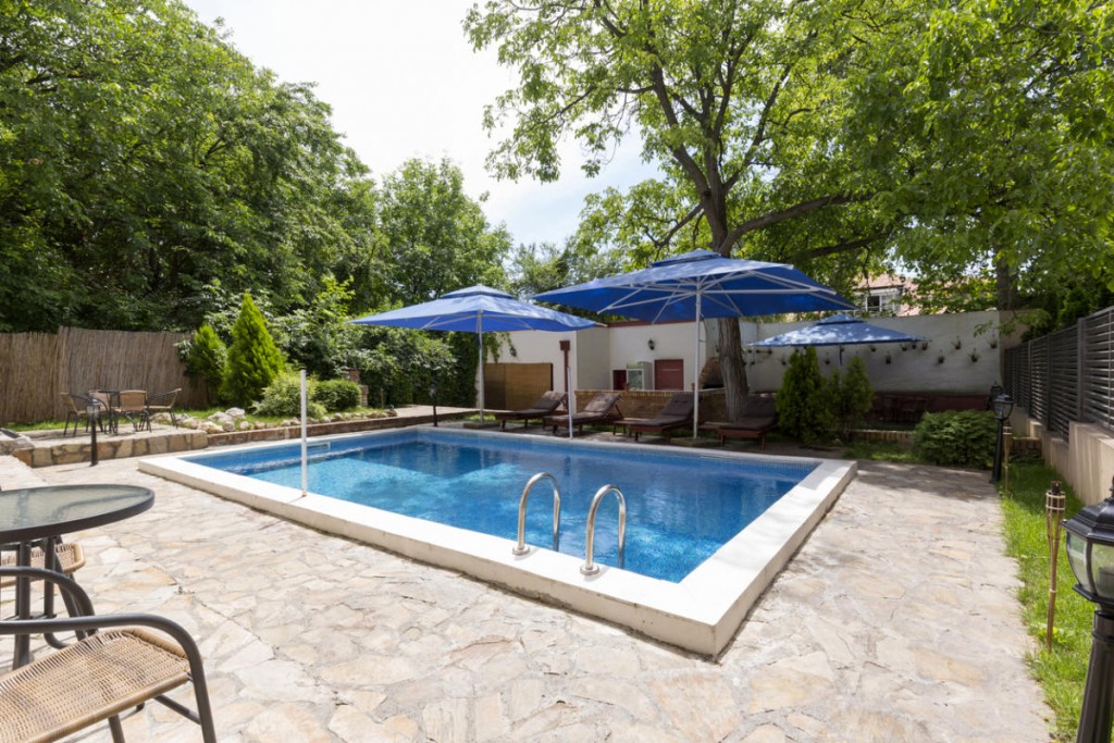 Rechthoekig zwembad op de binnenplaats van een privéhuis