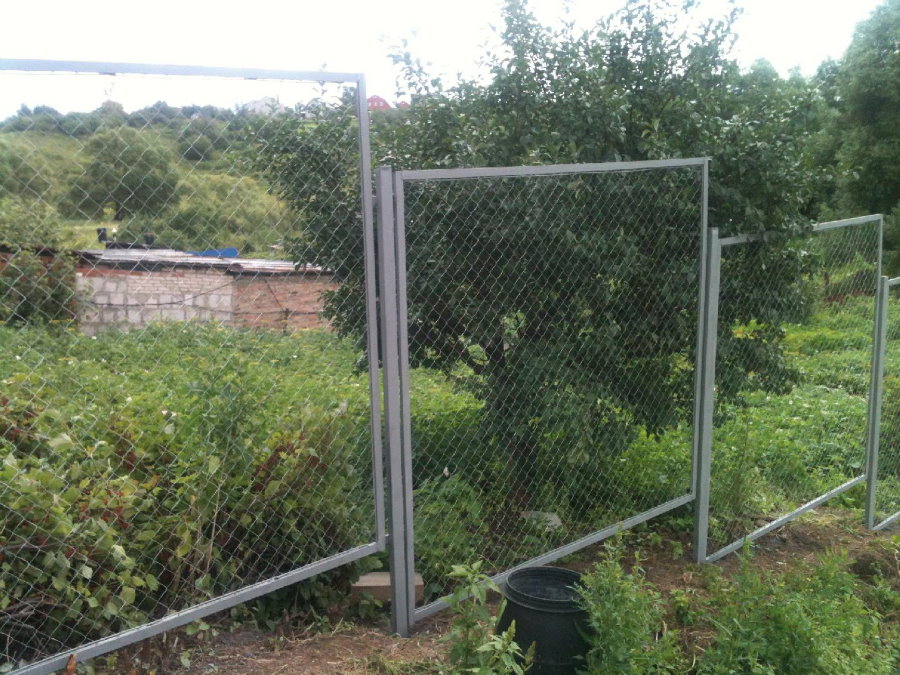Τοπική φράχτη από αλυσίδα-σύνδεση σε ένα τμήμα με υψόμετρο