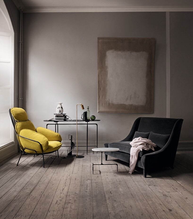 Chambre gris clair avec un fauteuil jaune