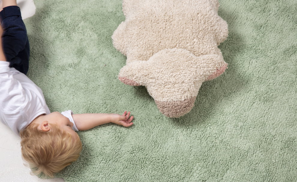 ילד בגיל הרך על שטיח רך