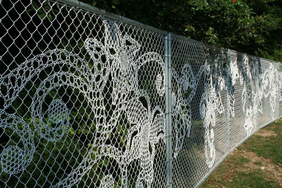 Trang trí hàng rào từ lưới bằng một vật trang trí dây